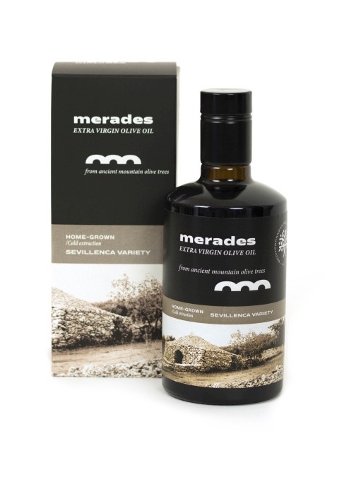 Botella de aceite de oliva virgen extra Merades, variedad Sevillenca, junto a su estuche
