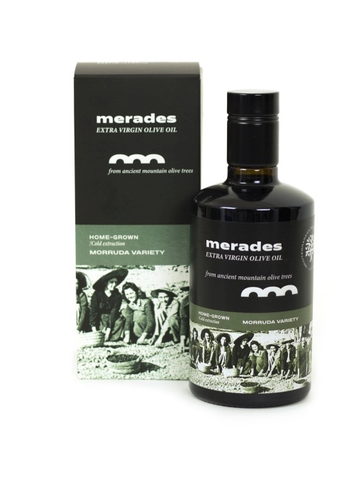 Botella de aceite de oliva virgen extra Merades, variedad Morruda, junto a su estuche