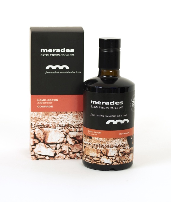 Botella de aceite de oliva virgen extra Merades Coupage junto a su estuche